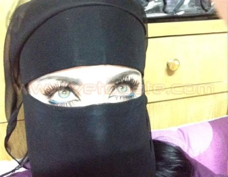 نشطاء يسخرون من «نقاب صافيناز» نشطاء يسخرون من «نقاب صافيناز»