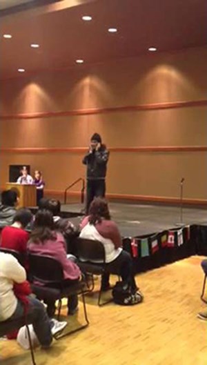 سعودي يقطع حفلاً جامعياً راقصاً في كندا ليقيم الأذان