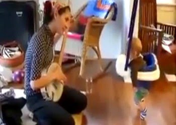 طفل يقفز ويرقص على نغمات “أمه”