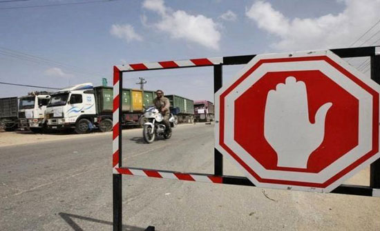 الاحتلال يغلق مدخل مخيم الفوار جنوب الخليل الاحتلال يغلق مدخل مخيم الفوار جنوب الخليل