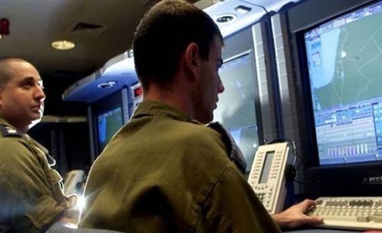 ضابط إسرائيلي يهدد فلسطينياً باعتقال عائلته إذا لم يُسلم شقيقه نفسه