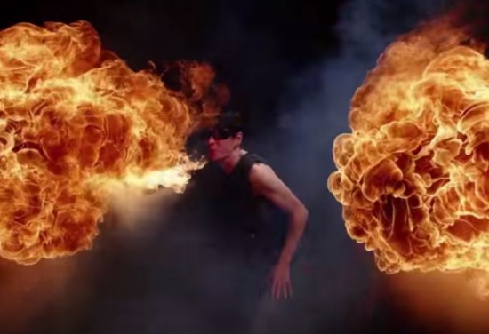 شاهد.. فن النفخ بالنار من الفم