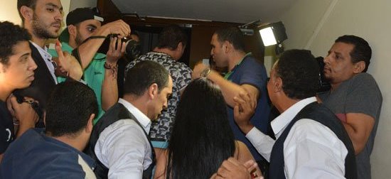 صور| بإطلالةٍ مثيرة .."صافيناز" تتسبب في أزمة والأمن المصري يطلب منها المغادرة! صور| بإطلالةٍ مثيرة .."صافيناز" تتسبب في أزمة والأمن المصري يطلب منها المغادرة!