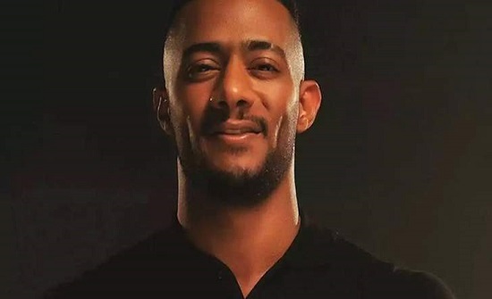 محمد رمضان يرفع السلاح على نفسه - صورة