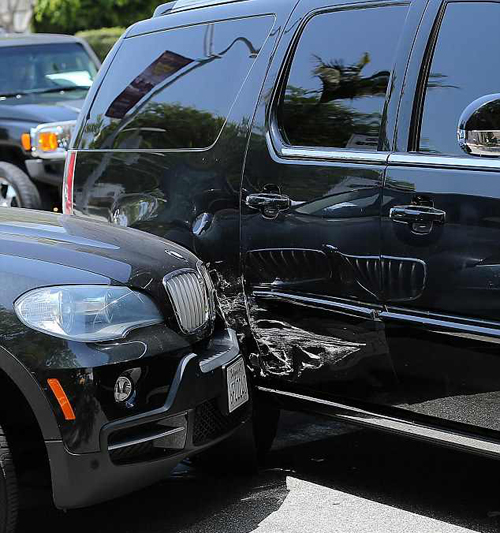 بالصور .. حادث يحطم سيارة جاستين بيبر