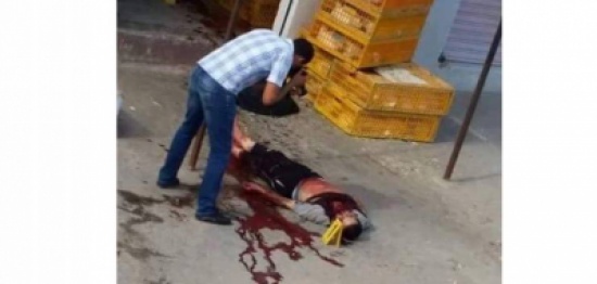 فيديو| جريمة بشعة  بائع دجاج يذبح منافسه .. والسبب صادم!!!