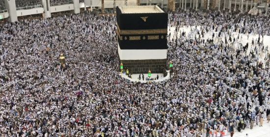 شاهد بالصور.. حجاج بيت الله الحرام يستعدون لأداء المناسك تحت زخات المطر شاهد بالصور.. حجاج بيت الله الحرام يستعدون لأداء المناسك تحت زخات المطر