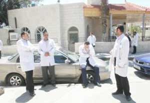 مرضى اربد بلا علاج بسبب اضراب الاطباء 