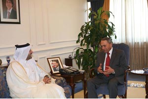 رئيس الوزراء يلتقي وزير العمل القطري بالانابة 