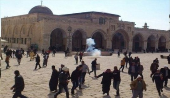 الشرطة الإسرائيلية تخلع البوابة الرئيسية للمسجد الأقصى