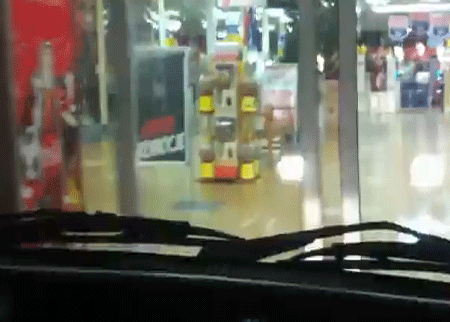 سائق يتجول بسيارته في أحد المراكز التجارية