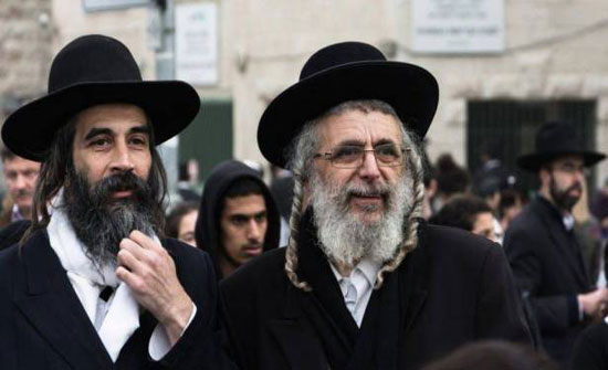 فيديو.. فأر يثير حالة هلع بين جمع لليهود في القدس