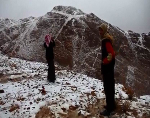 بالفيديو : في ظاهرة نادرة.. الثلوج تكسو منطقة تبوك في السعودية