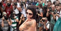 برازيلية تهدد بتنظم مظاهرة عراة لإلغاء قانون منع التعرّي .. بالصور