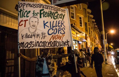 آلاف المتظاهرين في بالتيمور يتحدون حظر التجول بعد توجيه تهمة القتل الى ستة شرطيين