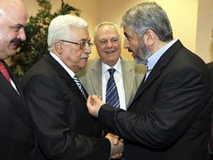 عباس: طوينا صفحة الانقسام للأبد.. ومشعل يؤكد استعداد حماس لدفع أي ثمن للمصالحة