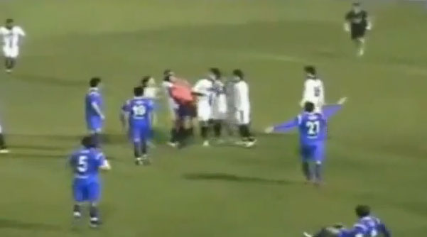 لاعب مجنون يخنق الحكم على ارضية الملعب