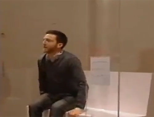 يهودي داخل علبة زجاج !! ( فيديو ) يهودي داخل علبة زجاج !! ( فيديو )
