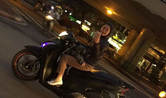 امرأة تلتقط صورة لـ"بيكهام" أثناء قيادتها سكوتر وتحمل رضيعا بفيتنام امرأة تلتقط صورة لـ"بيكهام" أثناء قيادتها سكوتر وتحمل رضيعا بفيتنام