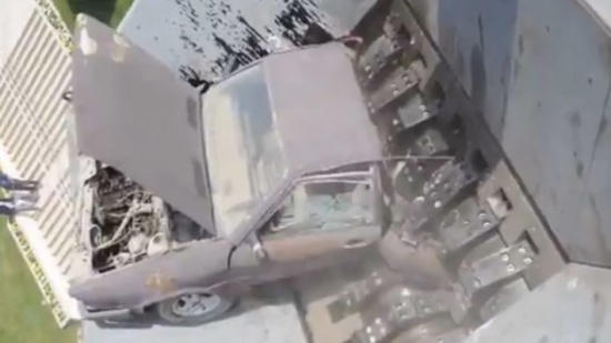 شاهد: طريقة جديدة للتخلص من السيارات بواسطة مكبس