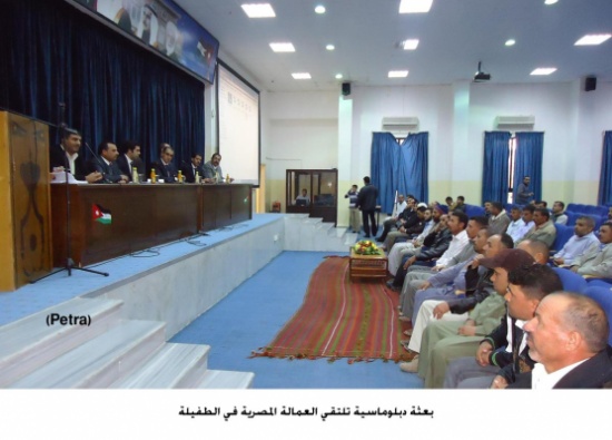 بعثة دبلوماسية تلتقي العمالة المصرية في الطفيلة