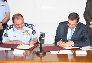 وزير  التربية والتعليم ومدير الأمن العام يوقعان مذكرة تفاهم لتعزيز الفرص التعليمية في مراكز الإصلاح والتأهيل 