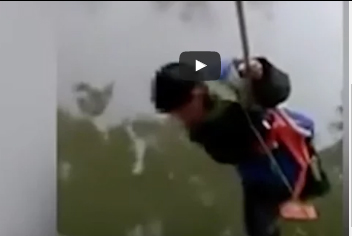 بالفيديو.. أب يعاقب ابنه على السرقة بتعليقه فوق نهر