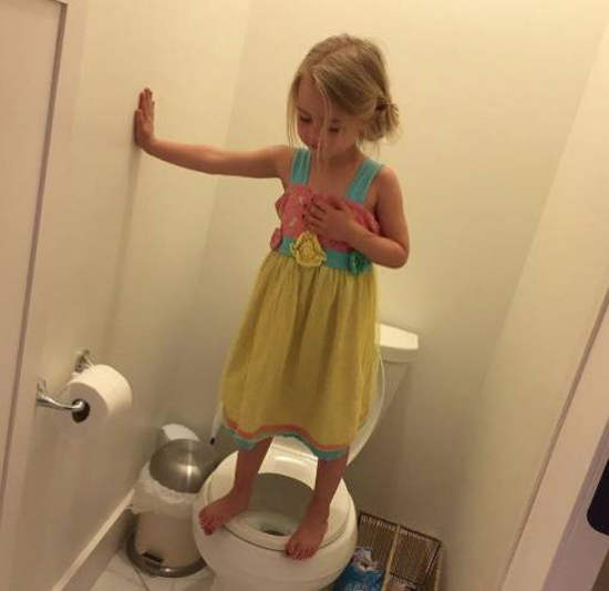 لماذا تقف هذه الطفلة الأمريكية بهذا الشكل في الحمّام؟!!