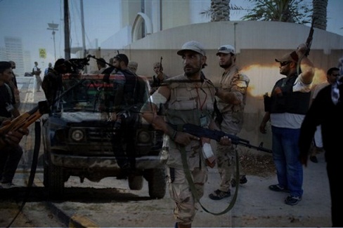 ليبيا.. قتلى بطرابلس وقصف في بنغازي