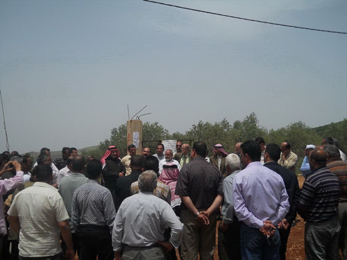 العشرات يعتصمون تأييدا لإقامة الكلية العسكرية في برقش