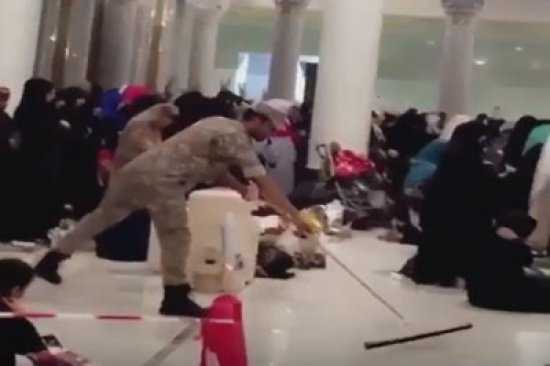 شاهد.. رجل أمن يقوم بدور عمال النظافة بالحرم