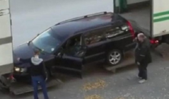 شاهد: طريقة غريبة ومبتكرة لتحميل سيارة فولفو داخل شاحنة