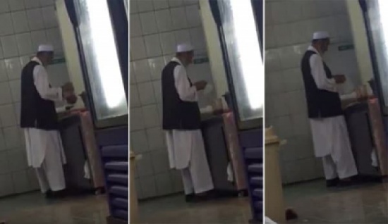 شاهد: عامل مطعم ينفخ في أكياس قبل تعبئتها بالشطة! شاهد: عامل مطعم ينفخ في أكياس قبل تعبئتها بالشطة!
