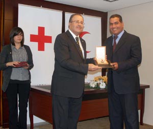 الوسام البرونزي للزميل الخوالدة من الحركة الدولية للهلال والصليب الاحمر