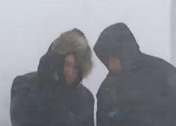 مراسلان "يطيران" من شدة الرياح