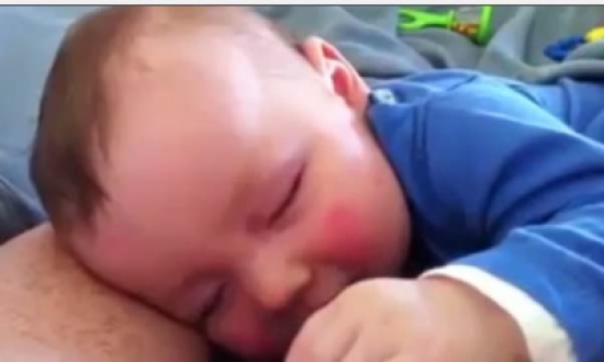 طفل يضحك في نومه