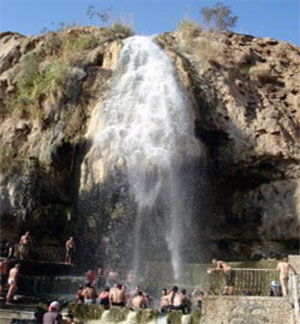 السياحة تباشر تنفيذ مشروع كهربة موقع عفرا للمياه المعدنية 