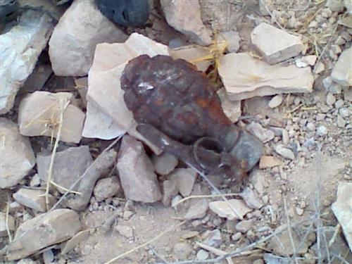 العثور على قنابل يدوية قديمة بجبل الزهور في عمان