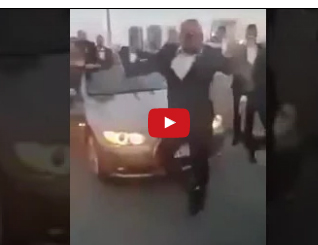 شاهد.. عريس يترك سيارة الزفة ويرقص في الشارع بجنون