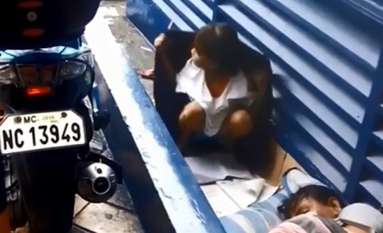 بالفيديو: لقطات مؤثرة.. طفلة فلبينية بلا مأوى تنهي واجباتها تحت المطر بالفيديو: لقطات مؤثرة.. طفلة فلبينية بلا مأوى تنهي واجباتها تحت المطر