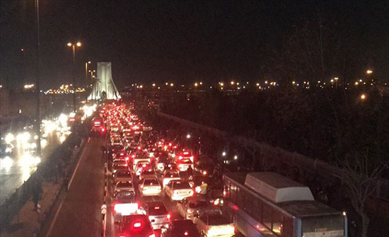 بالفيديو : إصابات واعتقالات في مواجهات عنيفة وسط العاصمة الايرانية طهران