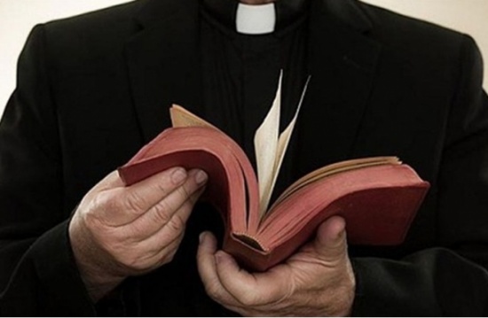 الشرطة تعتقل كاهناً سرق أموال الجنازات !