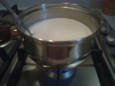 خادمة إثيوبية تلقي طفلاً في قدر "حليب مغلي" في السعودية