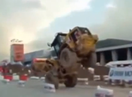 سائق يرقص باستخدام الجرافة