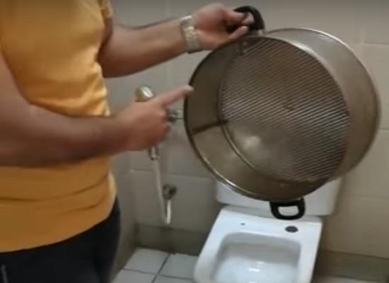 فيديو: عامل مطعم يغسل الأواني داخل دورات مياه فيديو: عامل مطعم يغسل الأواني داخل دورات مياه