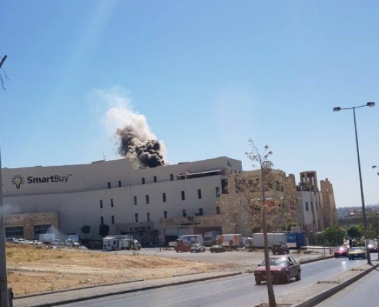 دخان كثيف يتصاعد من " مول " في عمان