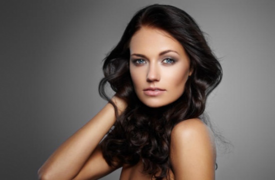 تمتعي بمكياج رمادي ناعم بعيداً عن المبالغة باتباع هذه الخطوات