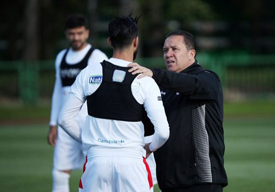 بالقران والأدعية يستكمل المنتخب التونسي استعداده لمواجهة انجلترا.. فيديو بالقران والأدعية يستكمل المنتخب التونسي استعداده لمواجهة انجلترا.. فيديو