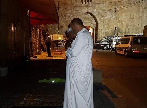 لليوم الثالث- الأقصى مغلق وصلاة الفجر على الأسفلت لليوم الثالث- الأقصى مغلق وصلاة الفجر على الأسفلت