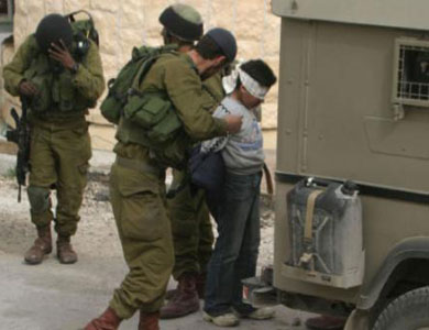 جنود إسرائيليون يجبرون طفلاً فلسطينياً على تناول حبة دواء" مجهولة " جنود إسرائيليون يجبرون طفلاً فلسطينياً على تناول حبة دواء" مجهولة "